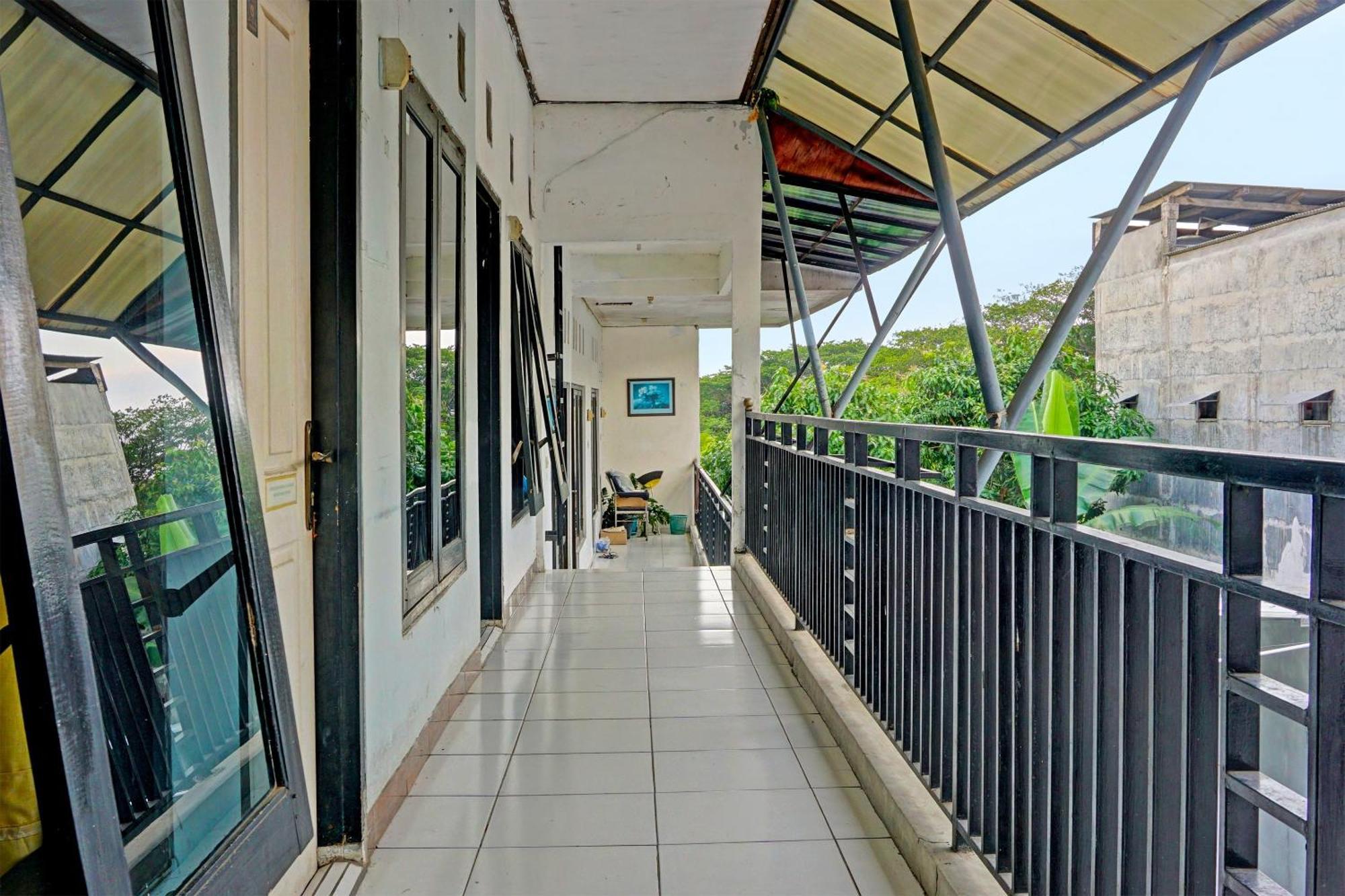 Oyo Life 91896 Kost Bu Dewi Syariah Hotel Pasuruan Exterior photo