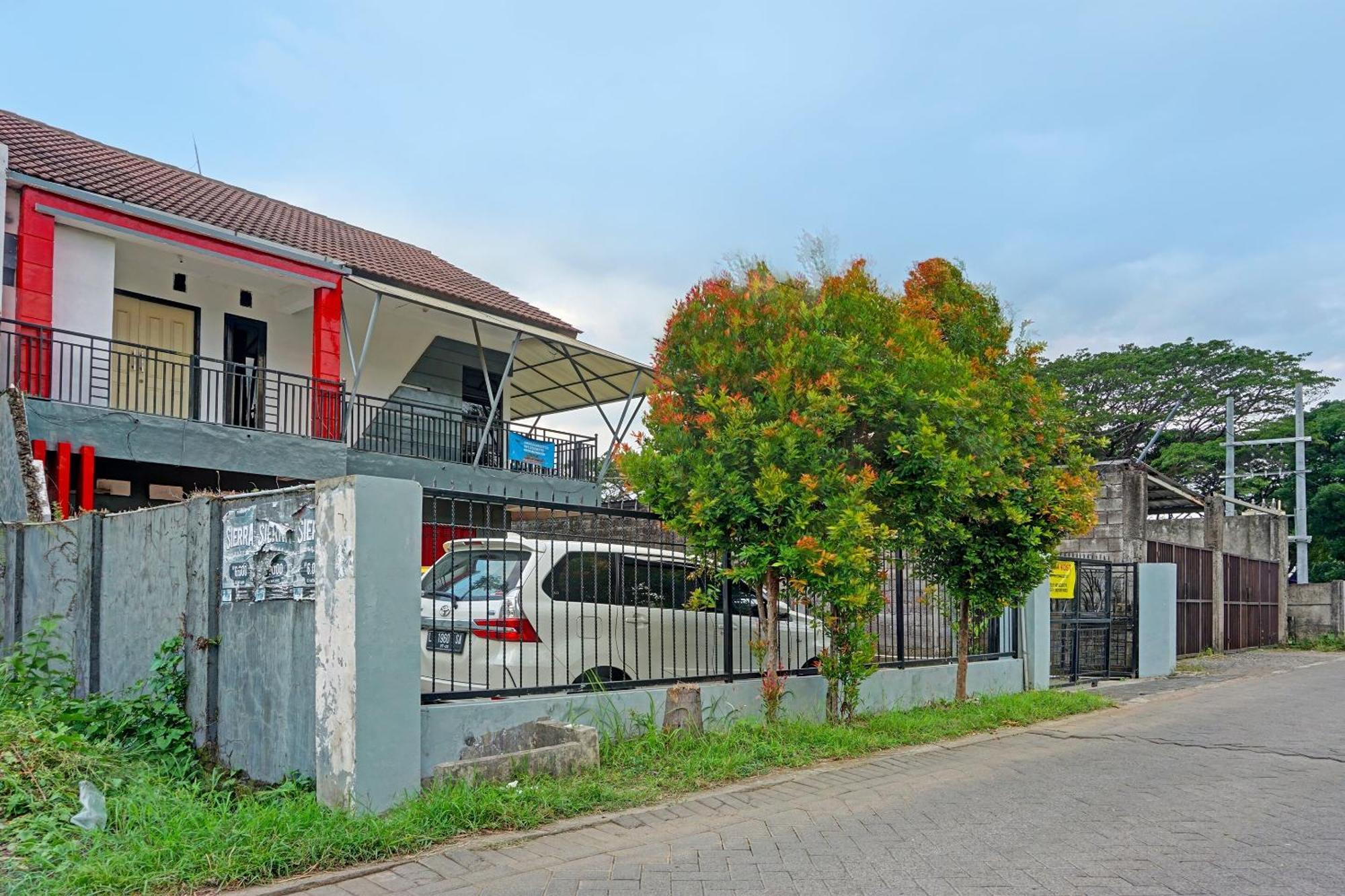 Oyo Life 91896 Kost Bu Dewi Syariah Hotel Pasuruan Exterior photo