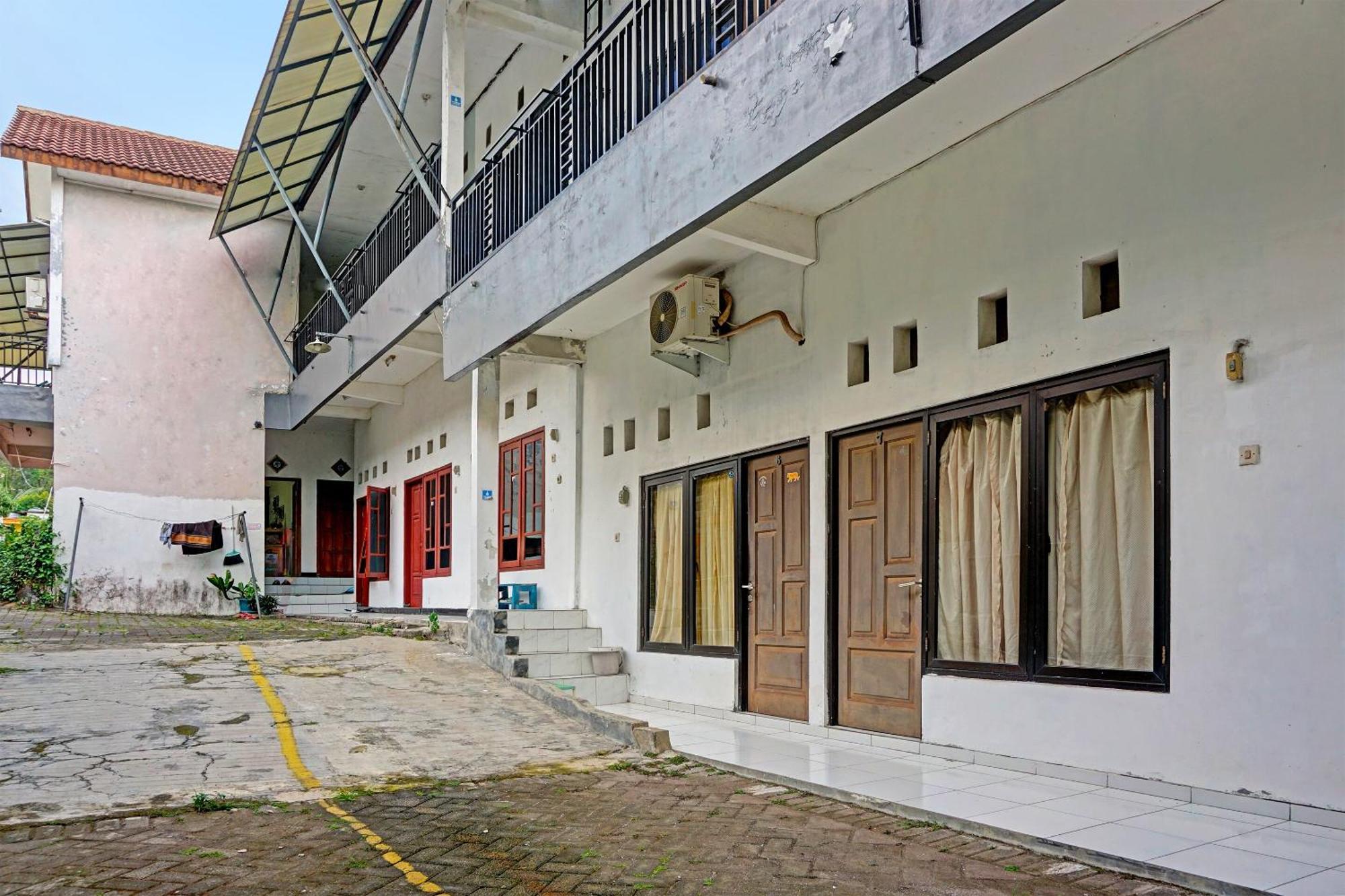 Oyo Life 91896 Kost Bu Dewi Syariah Hotel Pasuruan Exterior photo