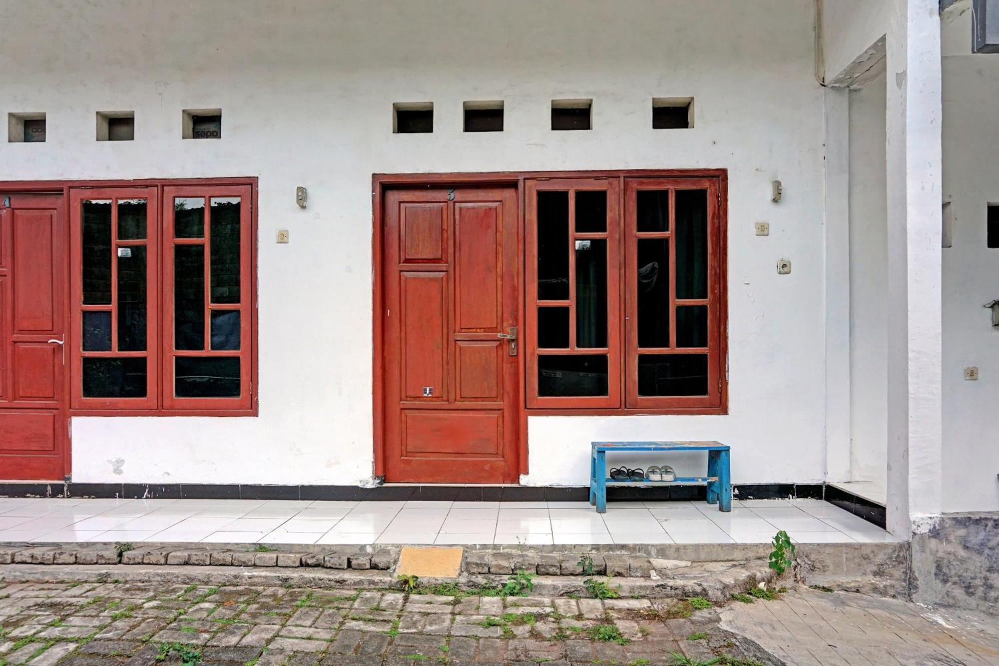 Oyo Life 91896 Kost Bu Dewi Syariah Hotel Pasuruan Exterior photo