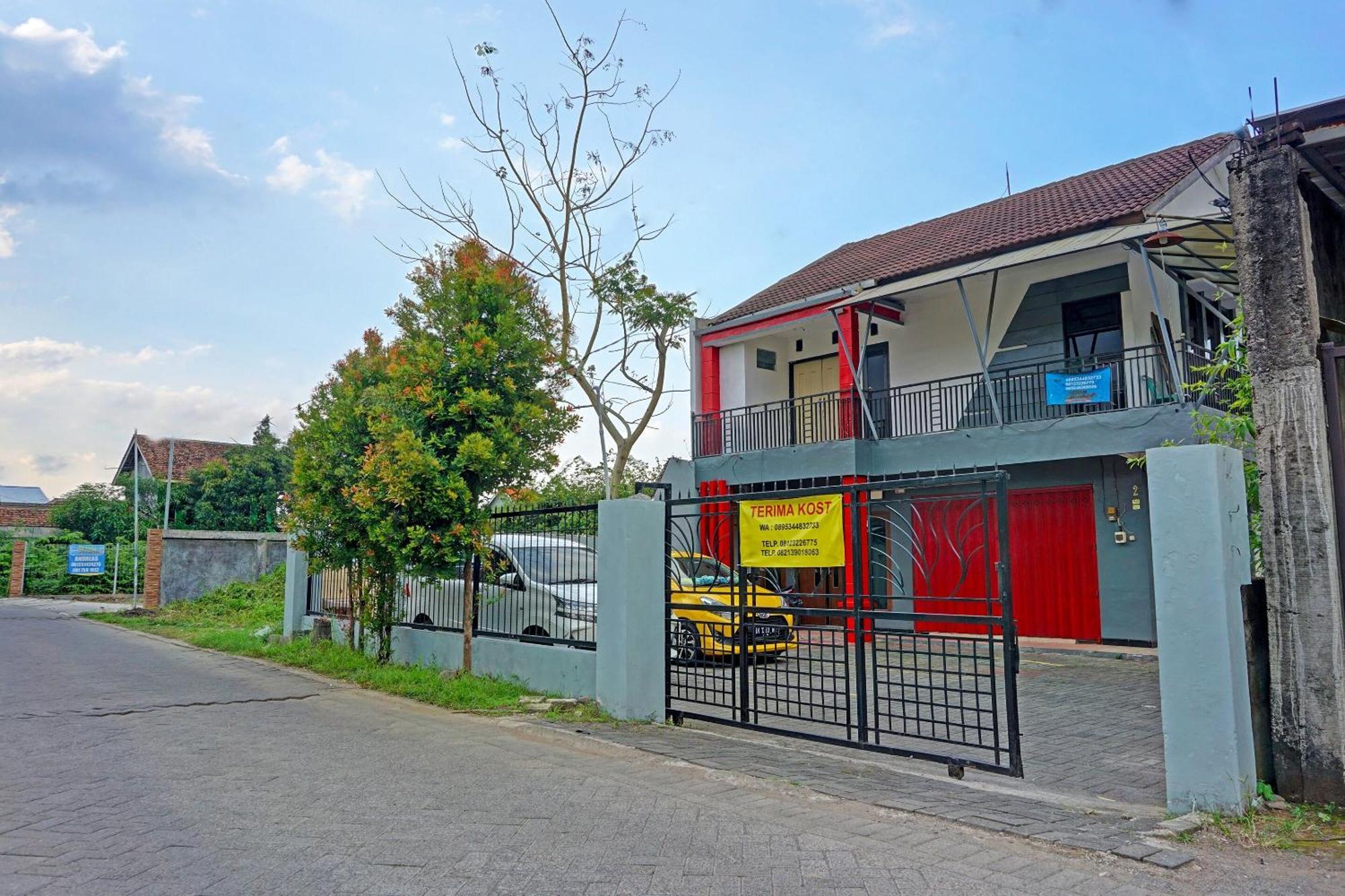 Oyo Life 91896 Kost Bu Dewi Syariah Hotel Pasuruan Exterior photo